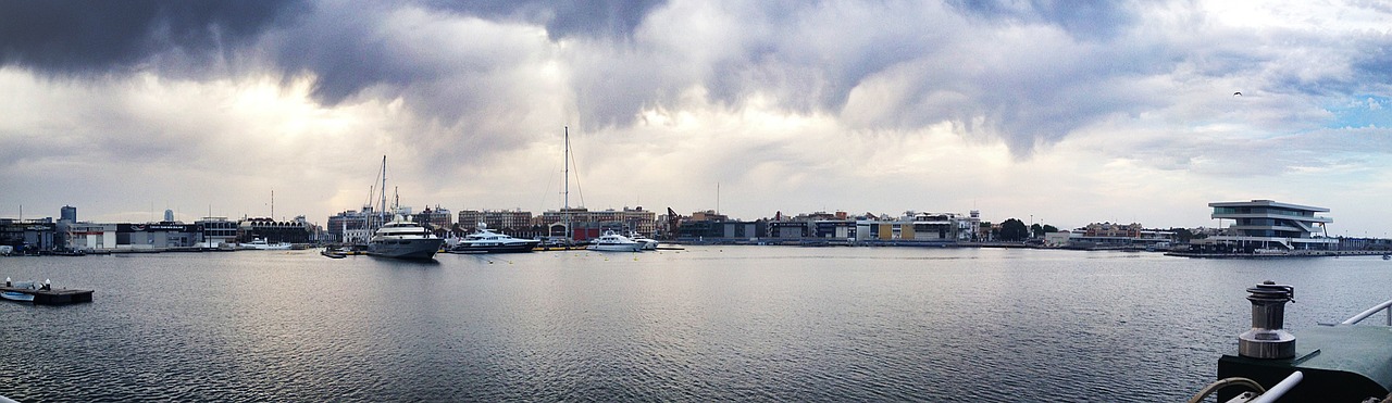 The harbour of Valencia became famous when Valencia hosted the Formula 1 and the Americas Cup. 